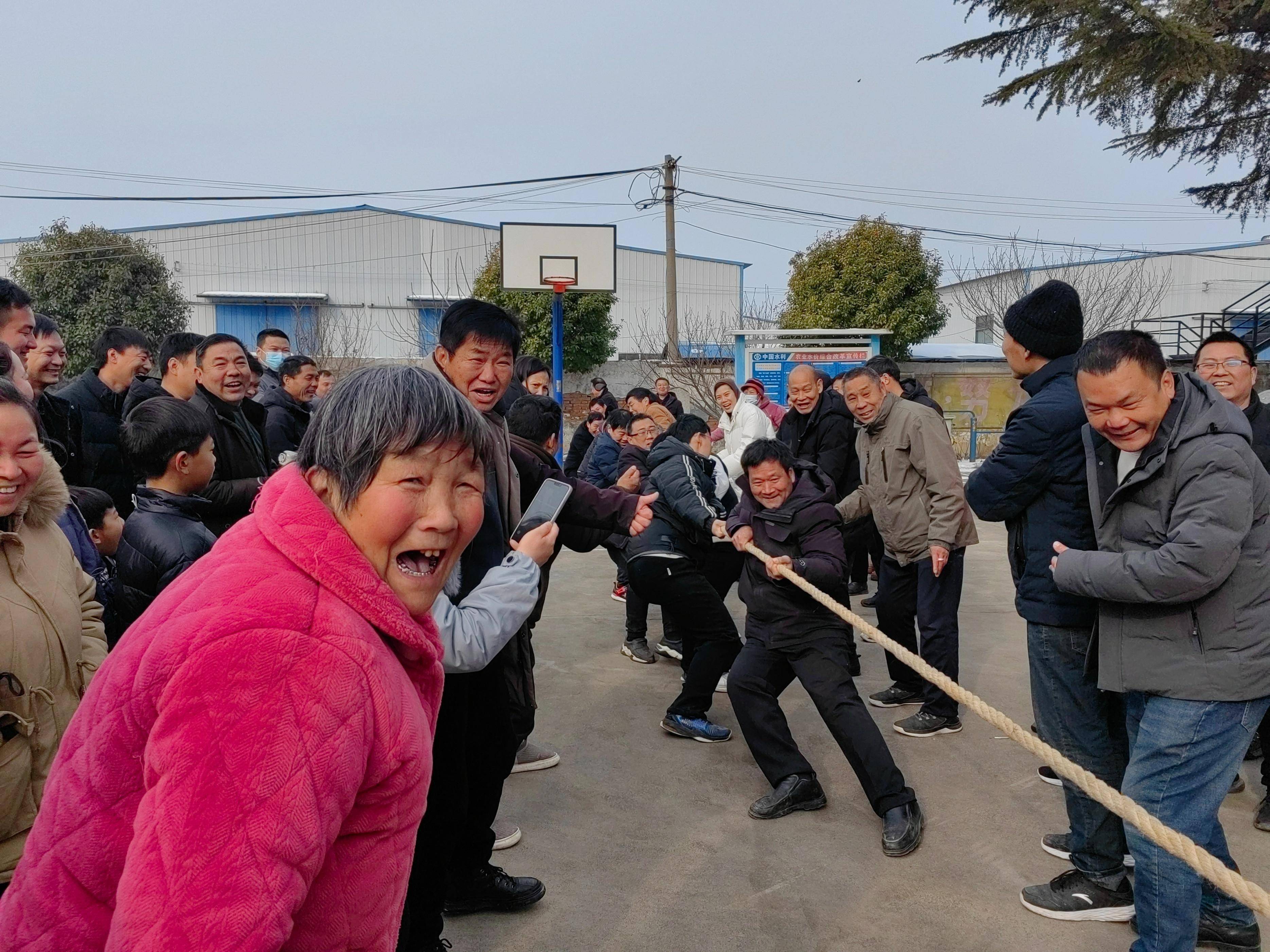 队员斗志昂扬，团结协作冲刺终点线的简单介绍