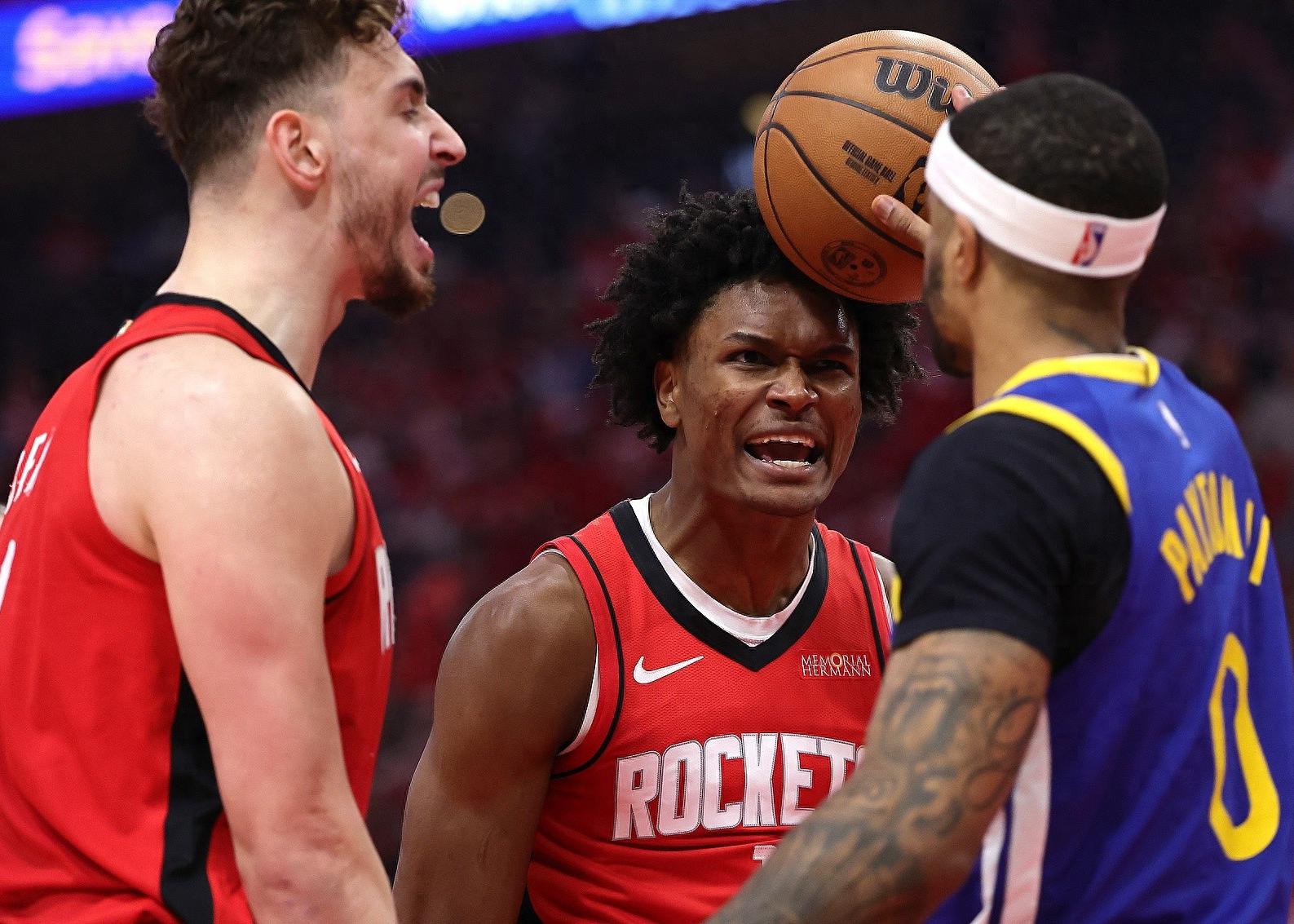 NBA季后赛纷争不休，球队对抗火药味浓烈