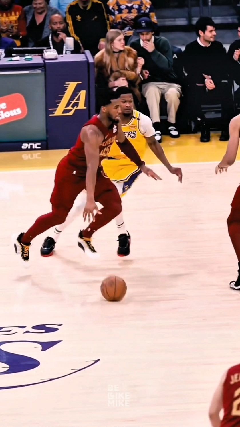 包含火箭逆转澳大利亚男篮，米切尔送出助攻的词条