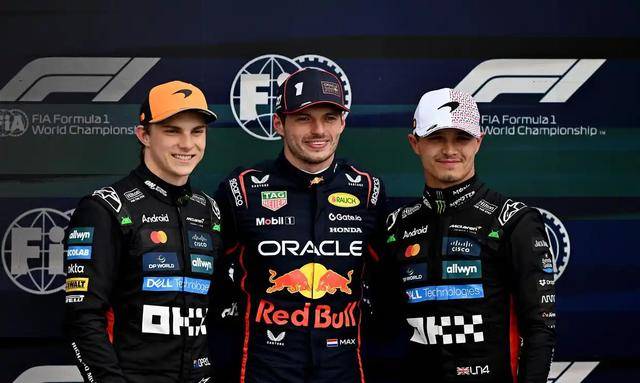 迈凯伦逆转梅赛德斯，诺里斯统治全场